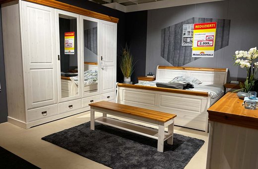 Schlafzimmer mit Bettbank und Kommode • Möbel Centrale • Schongau | Penzberg