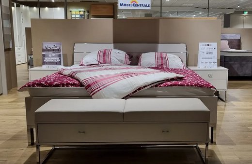 Bett mit Nachtkästchen und Ankleidebank • Möbel Centrale • Schongau | Penzberg